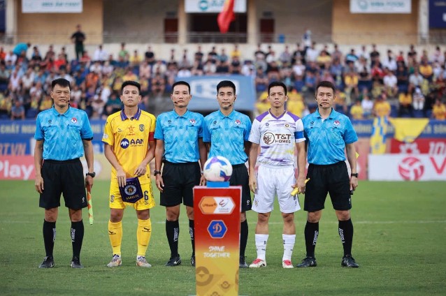 bi-hai-trong-tai-v-league-quen-luat-khien-clb-khong-duoc-thay-nguoi