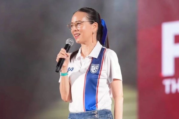 no-nan-chong-chat-madam-pang-phai-di-rao-ban-ao-de-cuu-bong-da-thai-lan